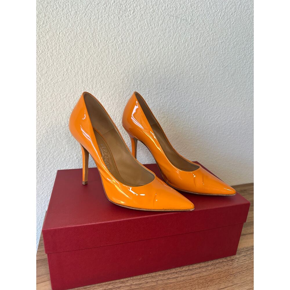 Salvatore Ferragamo Susi 100 Patent Leather Pumps – Orange (Size 7B)